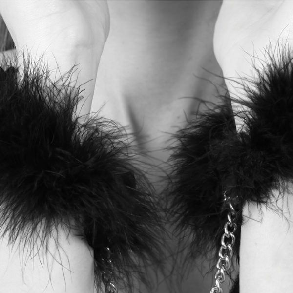 Пухнасті наручники Bijoux Indiscrets Za za zu - feahter handcuffs, пір'яні, подарункове паковання SO2673 фото